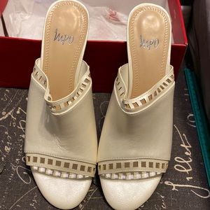 NWT Ladies Impo metallic-eggshell block heels, 9.5M.